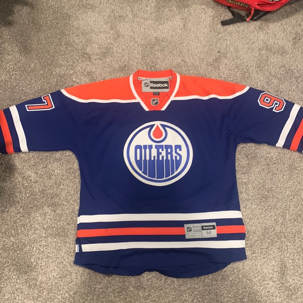 Connor McDavid Oilers Jersey. Stitched. Medium. In excellent condition.